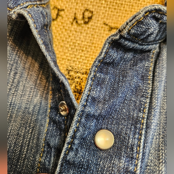 Men’s Levi Button-down Denim Shirt - Picture 4 of 16